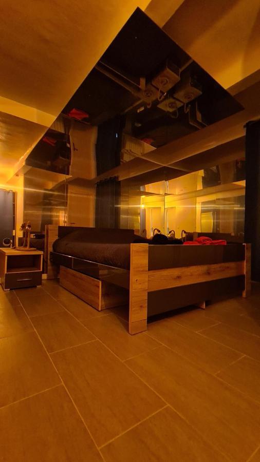 T2 Chambre Miroir Jardin Et Parking Prive Marseilles Buitenkant foto